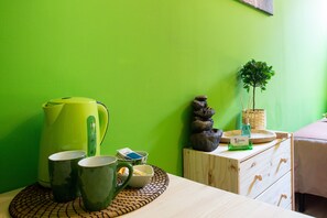 ルーム | ミニバー、セーフティボックス (室  内)、デスク、ノートパソコン用作業スペース