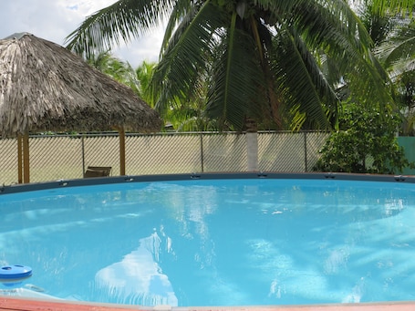 Una piscina al aire libre, sombrillas
