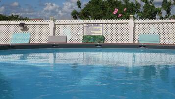 Una piscina al aire libre (de 11:00 a 20:00), sombrillas