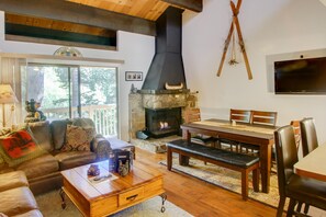 独立别墅, 多张床 (Streamside Townhome) | 起居区