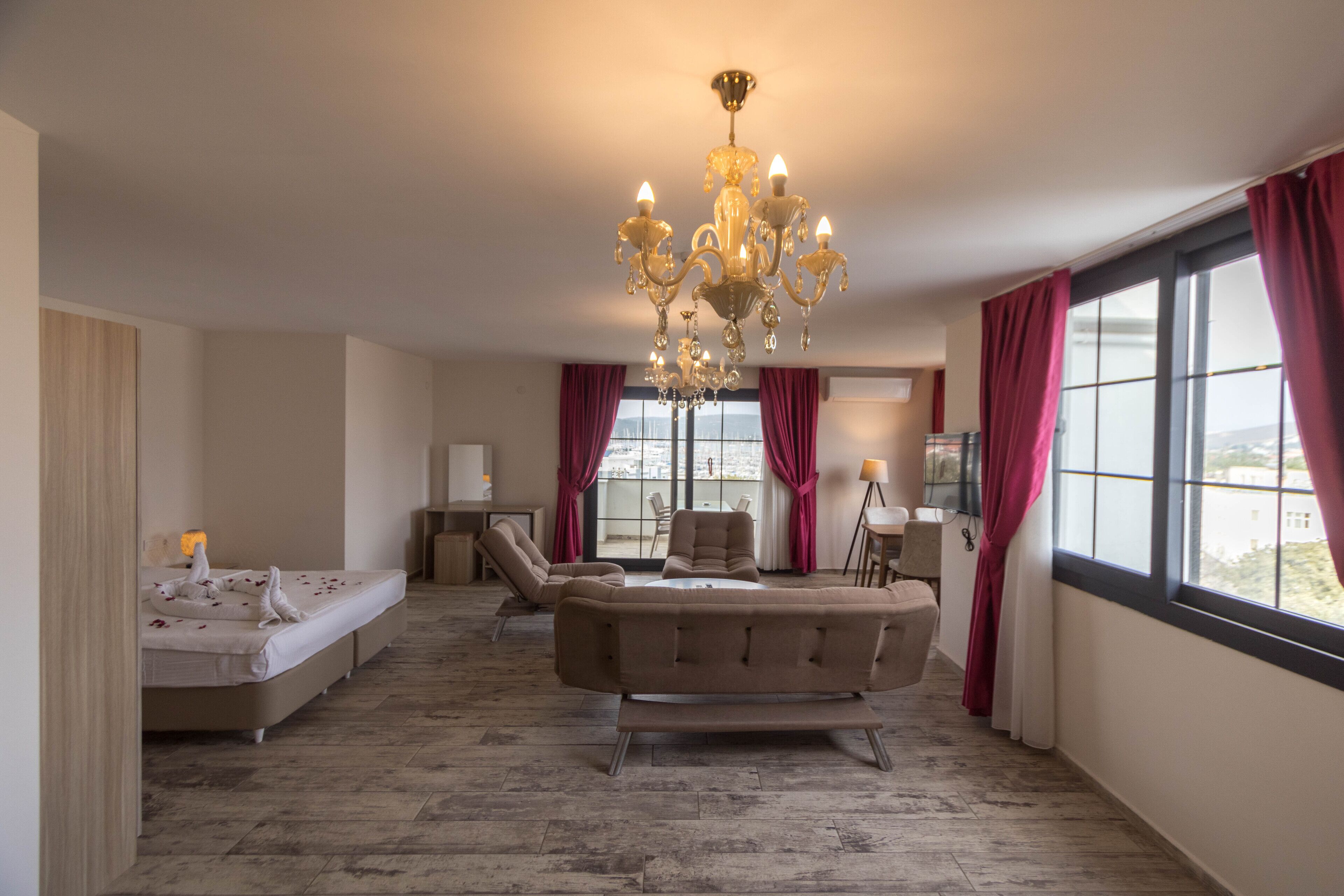 Suite estudio superior, 1 cama King size, vista al mar | Ropa de cama de alta calidad, minibar y cortinas blackout 