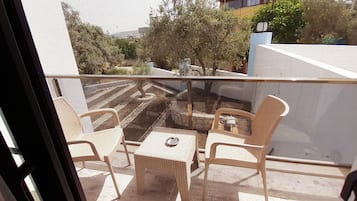 Standard Triple Room, 1 Bedroom, Garden View | Balkoni