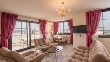 Superior Studio Suite, 1 Katil Raja (King), Sea View | 1 bilik tidur, peralatan tempat tidur premium, bar mini