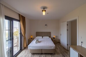 Suite, vistas al jardín | 1 dormitorio, ropa de cama de alta calidad, minibar y cortinas opacas