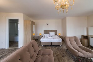 Suite estudio superior, 1 cama de matrimonio grande, vistas al mar | Ropa de cama de alta calidad, minibar, cortinas opacas