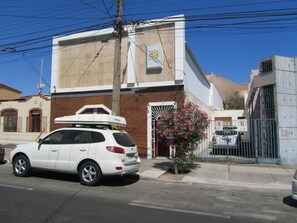 Vista frontal de la propiedad