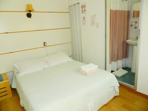 Habitación doble, 1 cama matrimonial | 1 habitación, caja de seguridad en la habitación y cortinas blackout