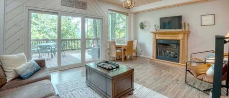 TV connectée, cheminée, livres