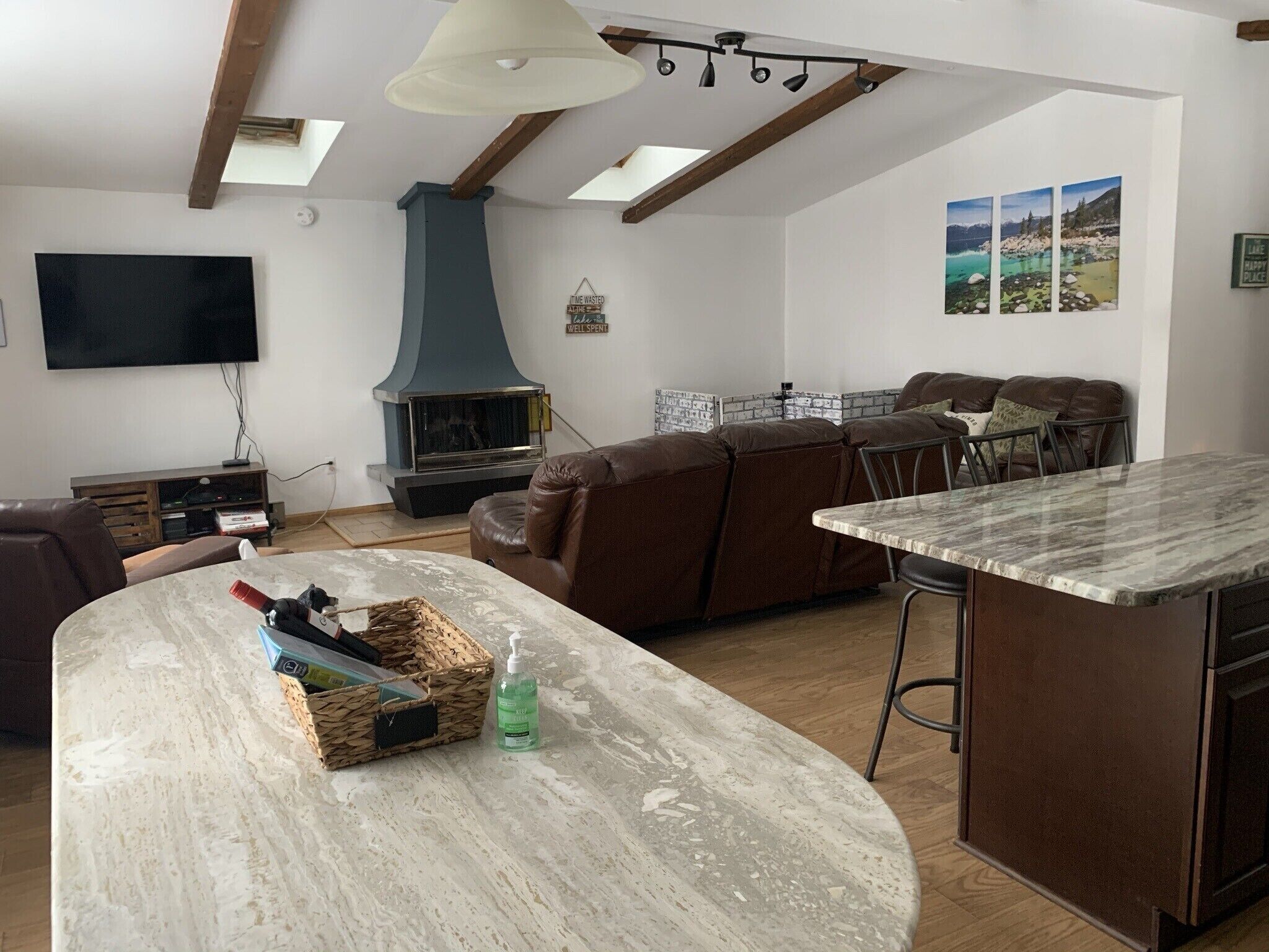 Spacious, close to amenities, HOT TUB, POOL TABLE