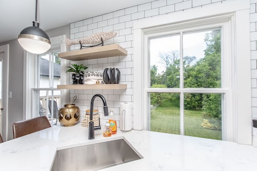 BOUTIQUE Home, A + Location beside the Shaw, Queen st. Shops and restaurants.