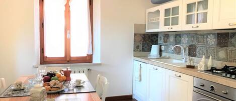 Kylskåp, ugn, spishäll och diskmaskin