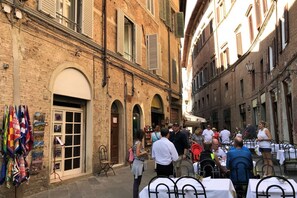 تناول الطعام بالخارج