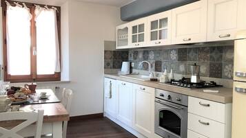 Frigorifero, forno, piano cottura, lavastoviglie