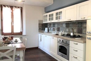 Kjøleskap, ovn, kokeplater og oppvaskmaskin