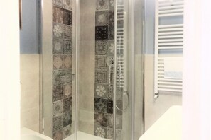 Ducha, secador de pelo, bidet, toallas