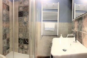 Een douche, een haardroger, een bidet, handdoeken