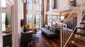 Duplex, Sea View | Living area | 40-inch flat-screen TV with premium channels, LED TV - House of Palm (Tel Aviv)