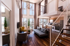 Duplex, Sea View | Ruang tamu | 40 inci televisyen skrin rata dengan saluran TV premium, TV LED