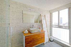 Penthouse, Terrace | Bathroom | Shower, rainfall showerhead, hair dryer, towels - House of Palm (Tel Aviv)