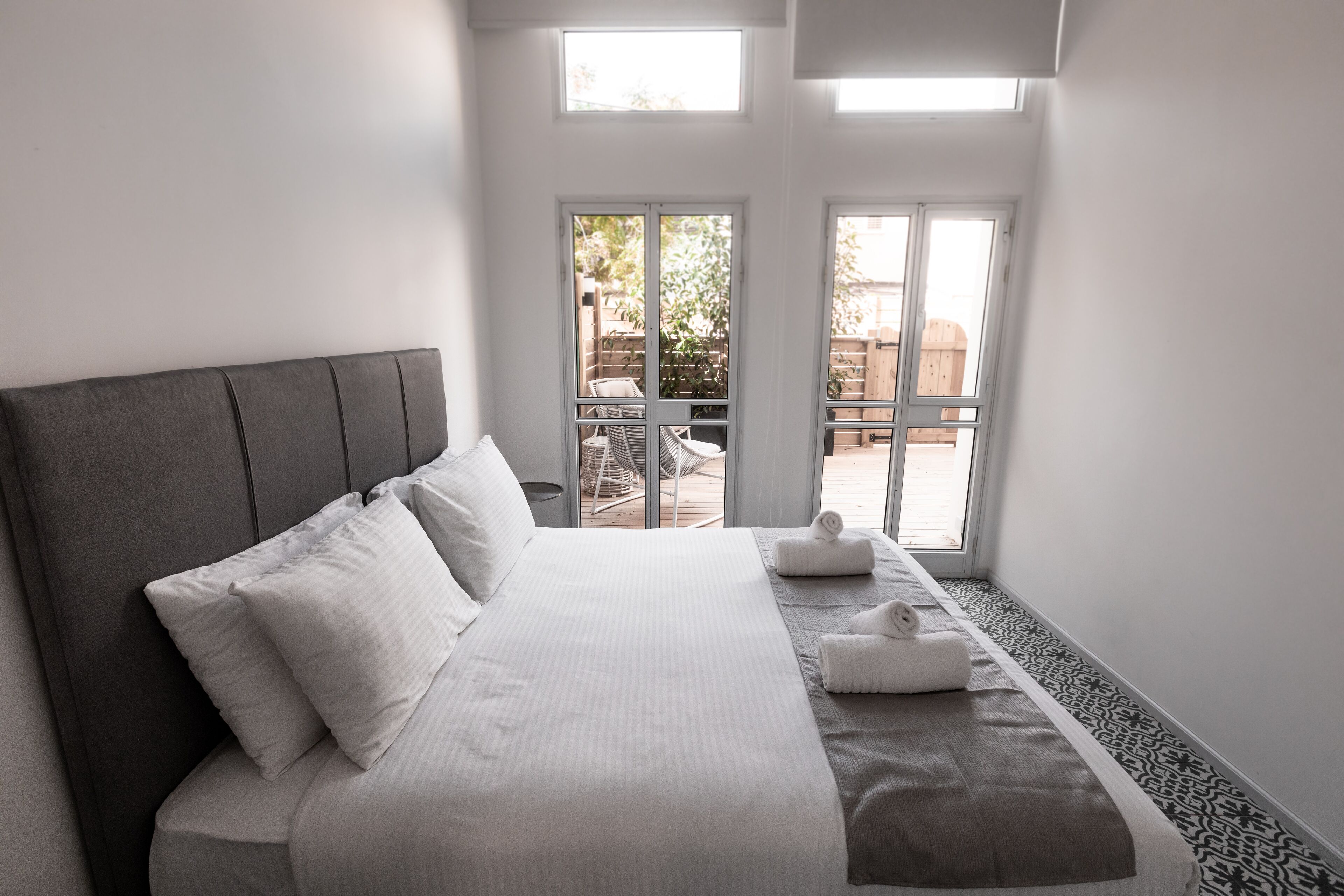 엘 리트 아파트 | 고급 침구, 필로우탑 침대, 각각 다른 스타일의 인테리어, 각각 다르게 가구 비치