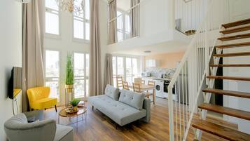 Dúplex, vista al mar | Área de sala de estar | Televisión de pantalla plana de 40 pulgadas con canales premium