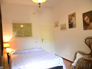 A room with a bed, a door, and wall-mounted artwork. - apartment - 6 rooms - 8/10 persons (Calci)