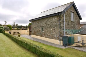 A stone building with a sloped roof, a window, and a door. - Rural Complex 7 Lux Cottages, Oak Cottage, Upside Down Acc, Beautiful View (Tregony)