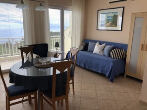 Dining - Villa in Podgora with pool, sea view, quiet location, for 2-6 people, free WiFiI (Podgora)