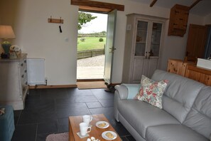 Smart TV, DVD player, stereo - Rural Complex 7 Lux Cottages, Beech Cottage Sleeps 2, 1 well behaved dog allowed (Tregony)