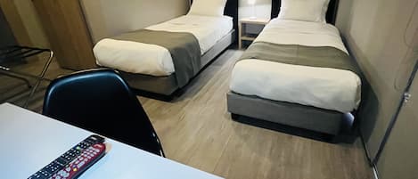 Habitación estándar con 2 camas individuales | Wifi gratis y ropa de cama 