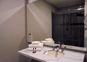 Standard-Zweibettzimmer | Badezimmer | Dusche, Handtücher