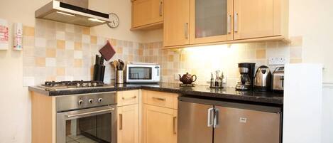 Kühlschrank, Mikrowelle, Ofen, Herdplatte