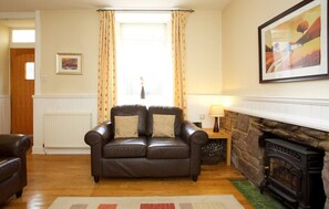 Smart-TV, peis, DVD-spiller og bøker