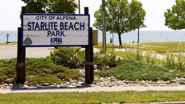Señal del Parque Starlite Beach del Municipio de Alpena, mostrando vista de la playa y el océano.