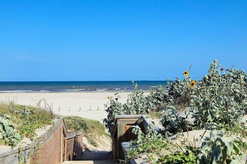 Seaside Paradise – 4BR/3BA – Steps from the beach boardwalk and pool.