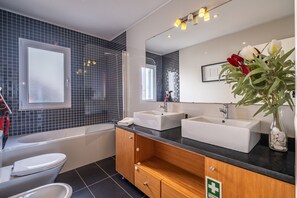 浴缸、吹风机、毛巾