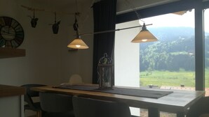 Leilighet, fjellutsikt | Spiseområde på rommet