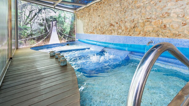 Kolam renang indoor, dengan kursi berjemur