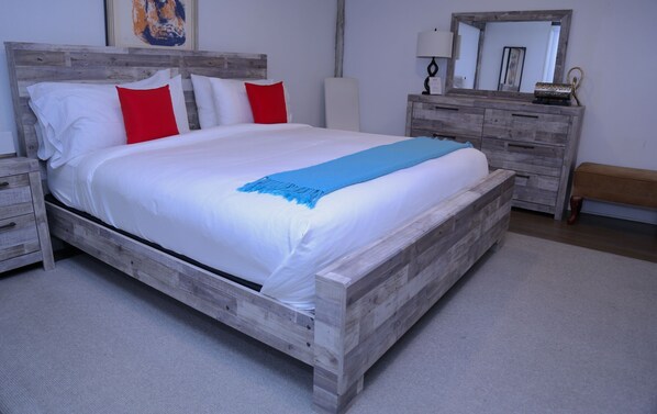 Deluxe King Guest Room - Harpoon House (Southampton)