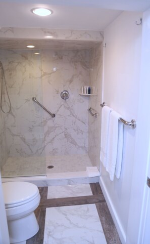 Bathrobes, slippers, towels - Harpoon House (Southampton)