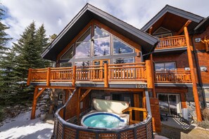 Outdoor spa tub - A Bear and Bison Inn (Canmore)