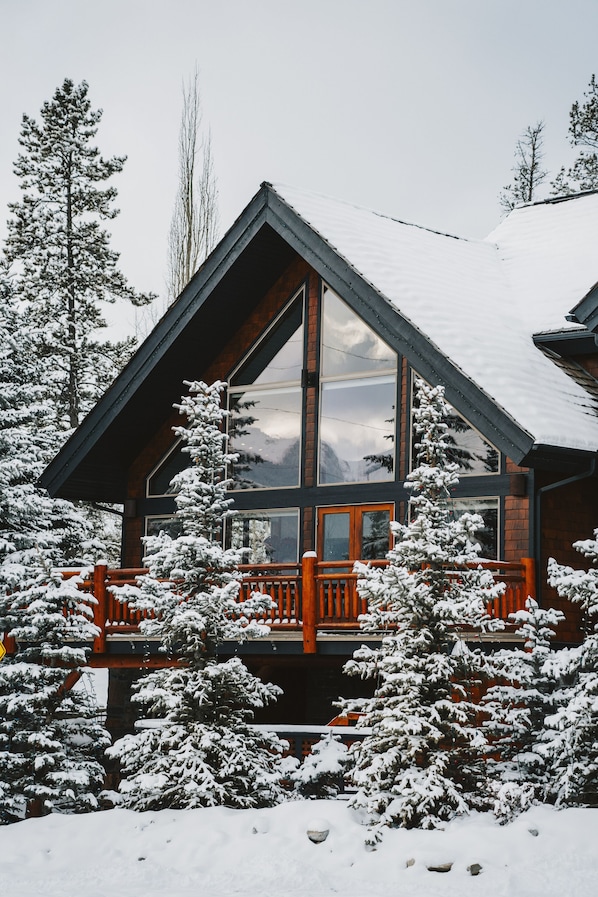 Exterior - A Bear and Bison Inn (Canmore)