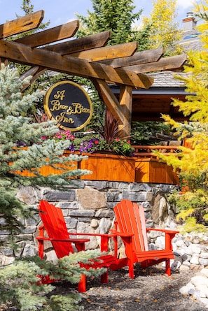 Garden - A Bear and Bison Inn (Canmore)