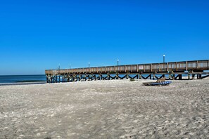 Sulla spiaggia, ombrelloni