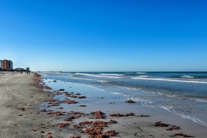 Plage, parasols
