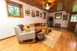 Smart TV, fireplace, video games, DVD player - Appalachian A-Frame: Fall Family Getaway w/Hot tub, vintage arcade & Fire Pit! (Sugar Grove)