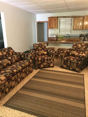 Een televisie, tafelvoetbal en boeken