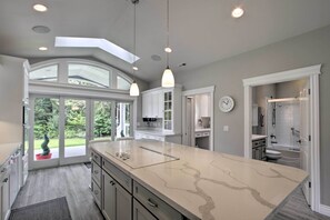 Fridge, microwave, stovetop, dishwasher - Contemporary Tacoma Cottage w/ Deck & Pond! (Tacoma)