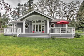 Exterior - Contemporary Tacoma Cottage w/ Deck & Pond! (Tacoma)