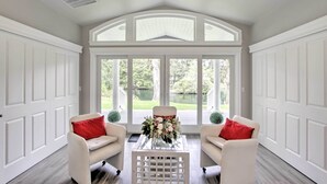 Interior - Contemporary Tacoma Cottage w/ Deck & Pond! (Tacoma)